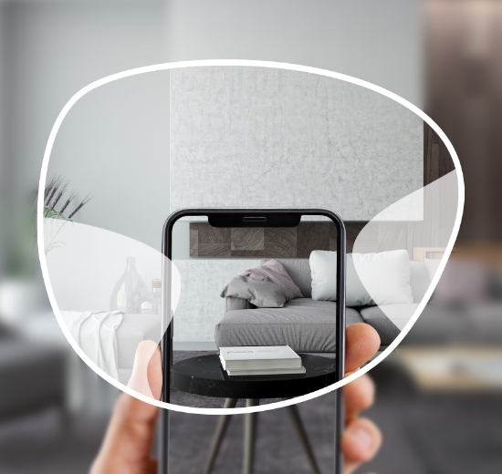 Blick durch ein Gleitsichtglas auf das Smartphone mit eingezeichneten Sehbereichen. 